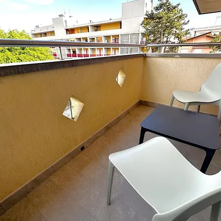 Modern Flat In Apartment *