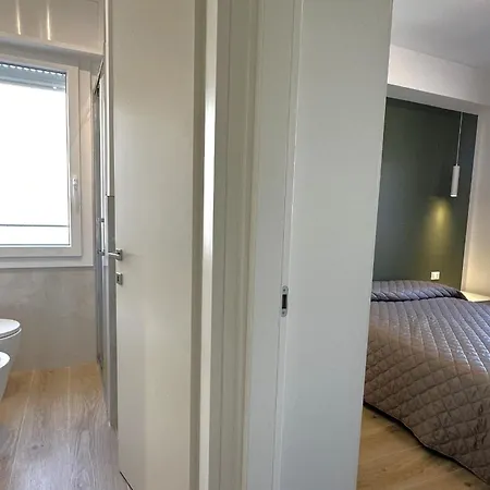 Modern Flat In Apartment *