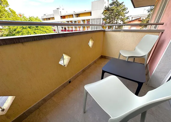 Modern Flat In Apartment *